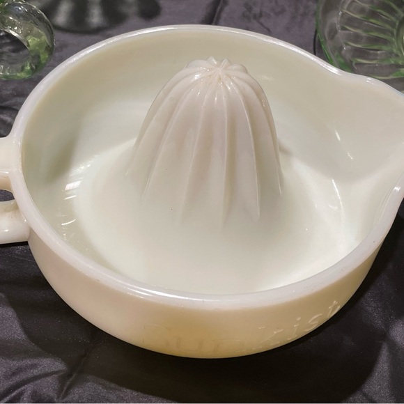 McKee Large Vintage Uranium Yellow Custard Glass Sunkist Juicer Citrus Reamer - Picture 11 of 12